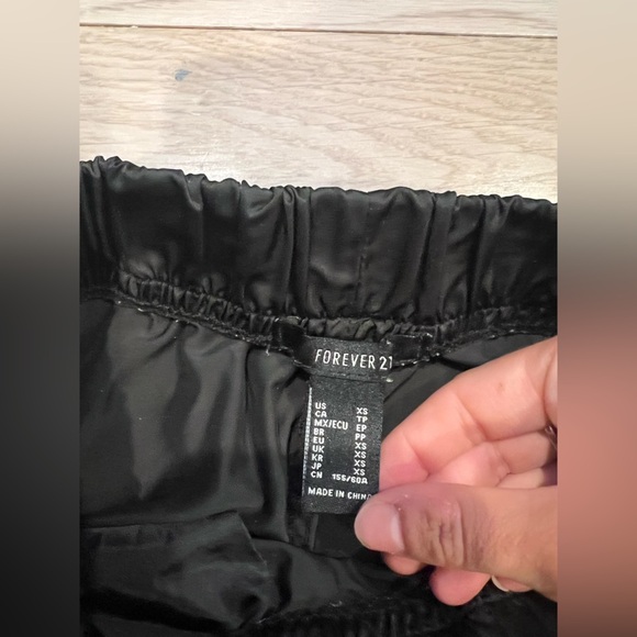Forever 21 Black Cargo Pants with Elastic Cuffs - Picture 3 of 3